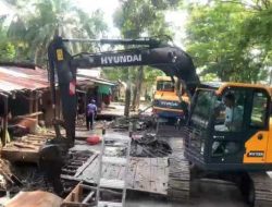 Satpol PP Palangka Raya Tertibkan Bangunan Warung dan Lapak di Atas Drainase Jalan RTA Milono